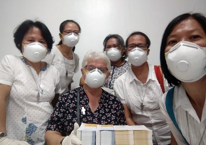 FCJ community Manila distributes food COVID-19